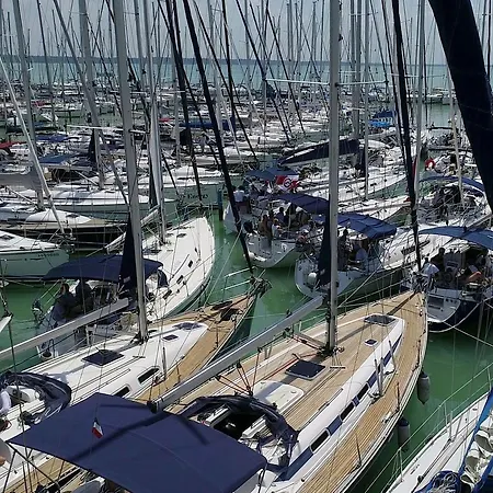 Botel Bavaria Cruzer *