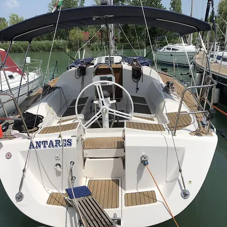 Bavaria Cruzer Botel Alsóörs