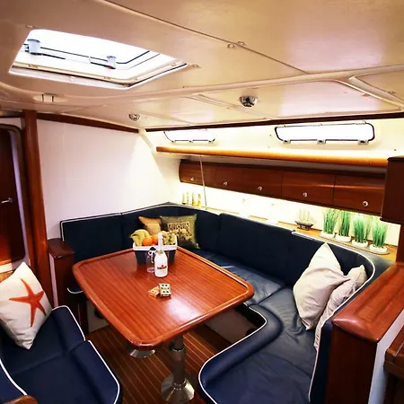 Botel Bavaria Cruzer Alsóörs